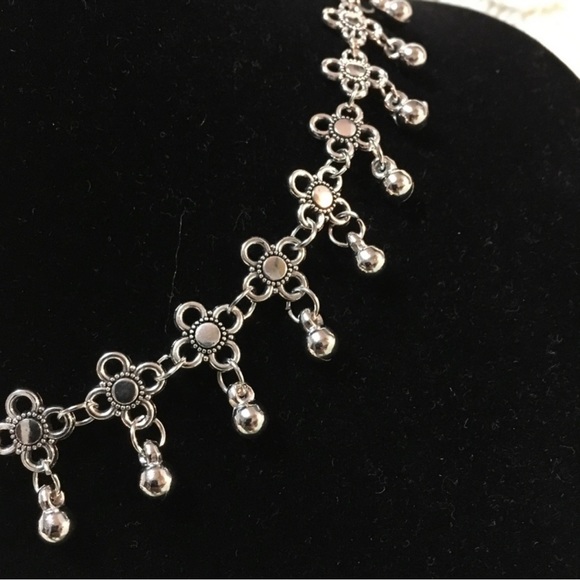 FLOWER CLOVER STYLE CHOKER NECKLACE - Picture 2 of 5